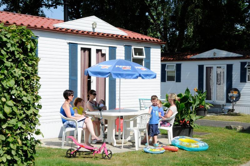 Vakantiepark Wilhelm Tell Superieur Chalet Opglabbeek Ngoại thất bức ảnh